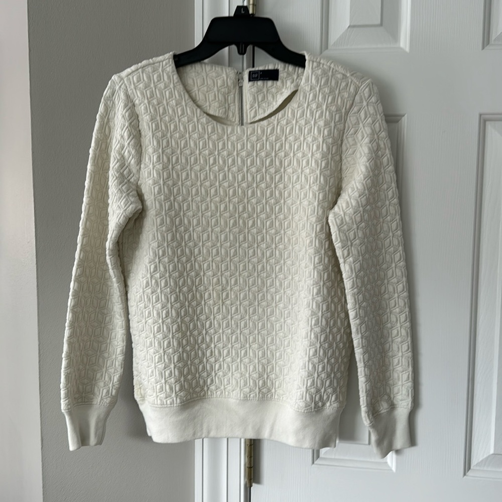 Gap Size small ivory soft top. Machine washable, very good condition